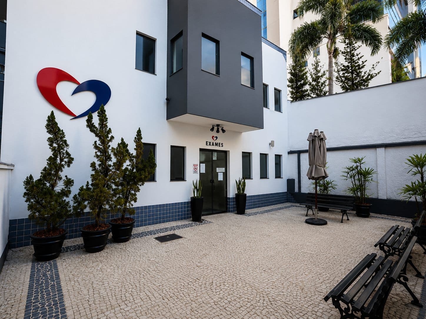 Pátio interno e área de exames da Cardiocentro, com bancos e jardim
